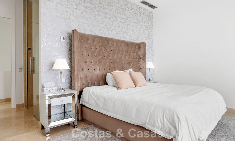 Modern-hedendaagse villa met panoramisch zeezicht te koop in een begeerde golfwijk in Marbella - Benahavis 798857