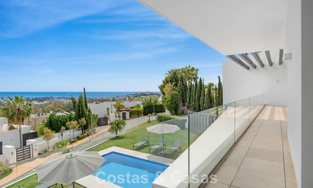 Modern-hedendaagse villa met panoramisch zeezicht te koop in een begeerde golfwijk in Marbella - Benahavis 798859