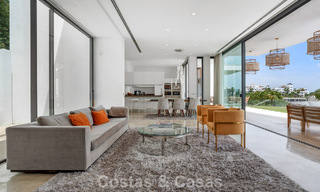 Modern-hedendaagse villa met panoramisch zeezicht te koop in een begeerde golfwijk in Marbella - Benahavis 798862 