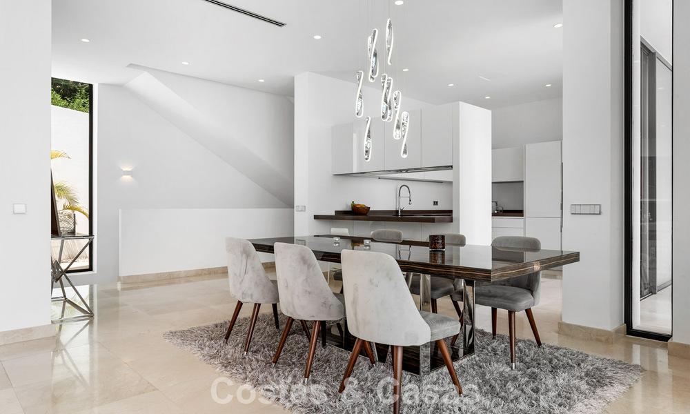 Modern-hedendaagse villa met panoramisch zeezicht te koop in een begeerde golfwijk in Marbella - Benahavis 798863