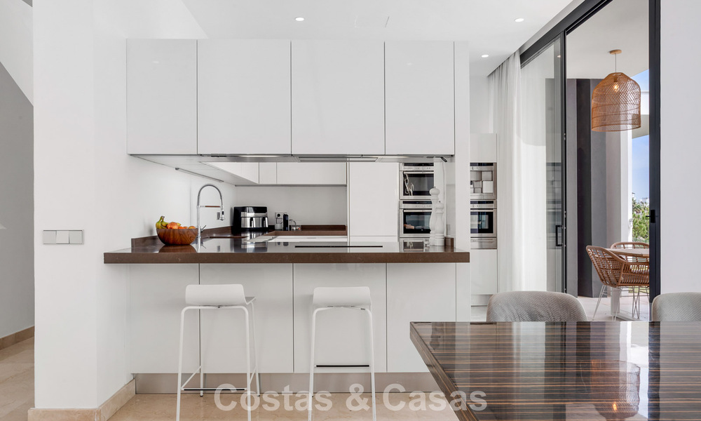 Modern-hedendaagse villa met panoramisch zeezicht te koop in een begeerde golfwijk in Marbella - Benahavis 798864