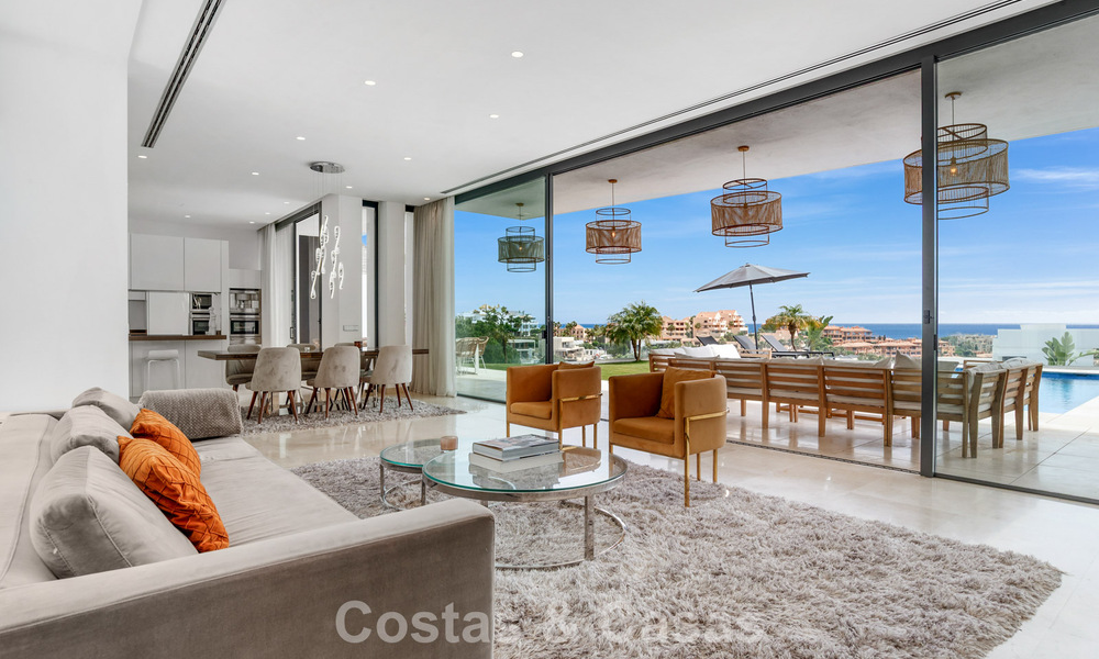 Modern-hedendaagse villa met panoramisch zeezicht te koop in een begeerde golfwijk in Marbella - Benahavis 798865