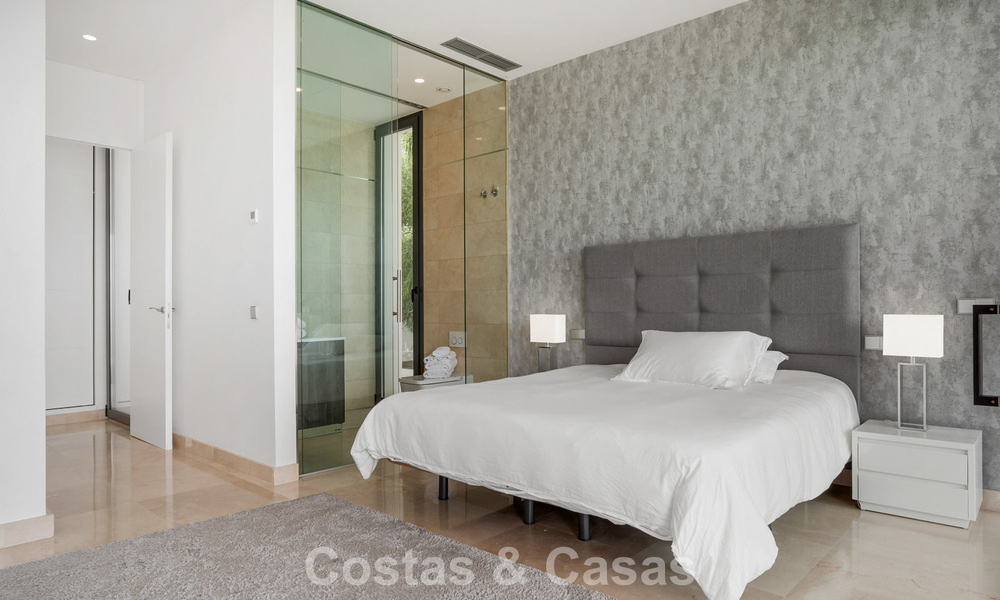 Modern-hedendaagse villa met panoramisch zeezicht te koop in een begeerde golfwijk in Marbella - Benahavis 798869