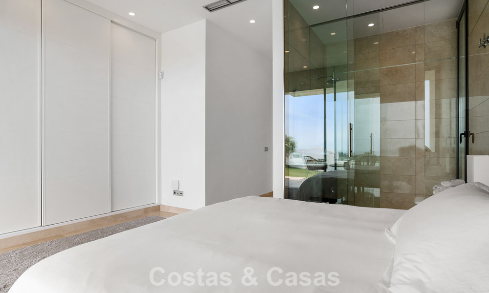 Modern-hedendaagse villa met panoramisch zeezicht te koop in een begeerde golfwijk in Marbella - Benahavis 798870