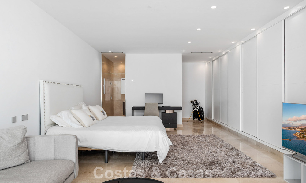 Modern-hedendaagse villa met panoramisch zeezicht te koop in een begeerde golfwijk in Marbella - Benahavis 798875