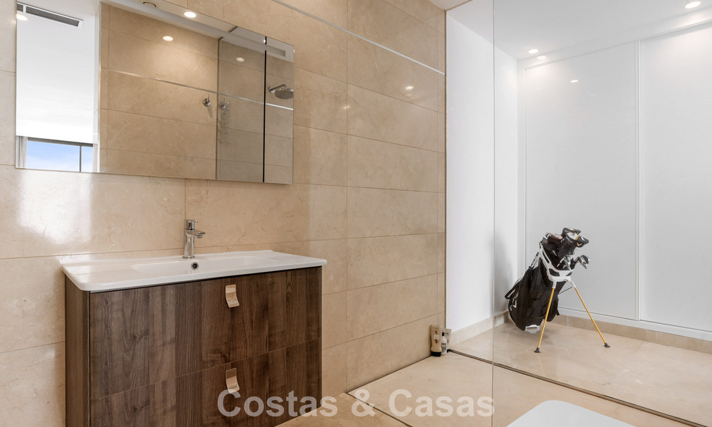Modern-hedendaagse villa met panoramisch zeezicht te koop in een begeerde golfwijk in Marbella - Benahavis 798876