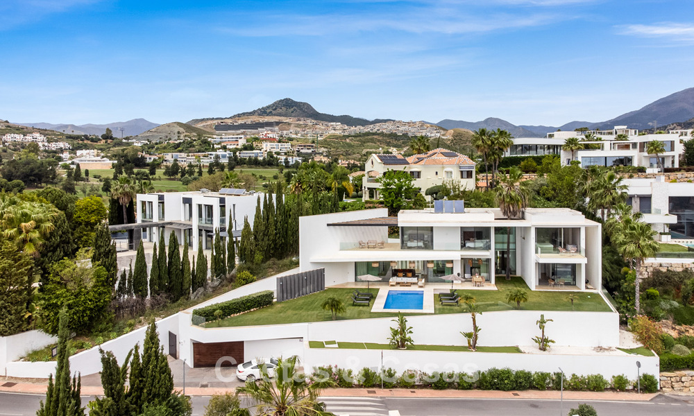 Modern-hedendaagse villa met panoramisch zeezicht te koop in een begeerde golfwijk in Marbella - Benahavis 798883