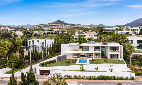 Modern-hedendaagse villa met panoramisch zeezicht te koop in een begeerde golfwijk in Marbella - Benahavis 798883