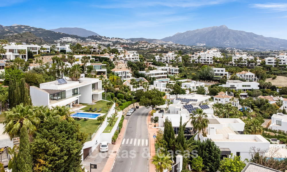 Modern-hedendaagse villa met panoramisch zeezicht te koop in een begeerde golfwijk in Marbella - Benahavis 798886