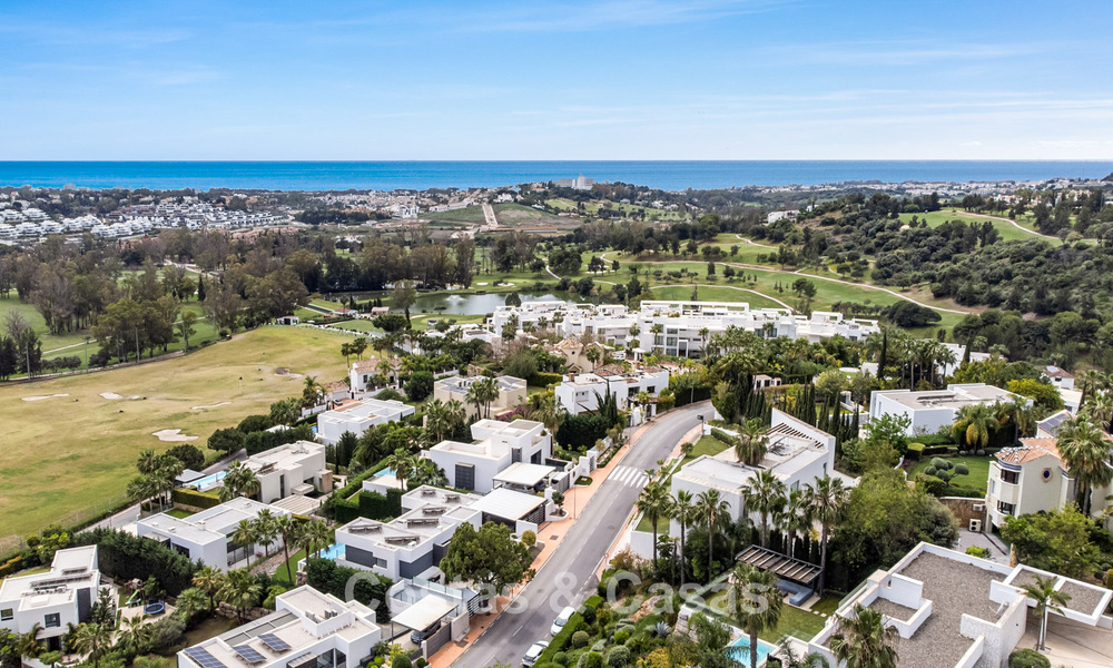 Modern-hedendaagse villa met panoramisch zeezicht te koop in een begeerde golfwijk in Marbella - Benahavis 798889