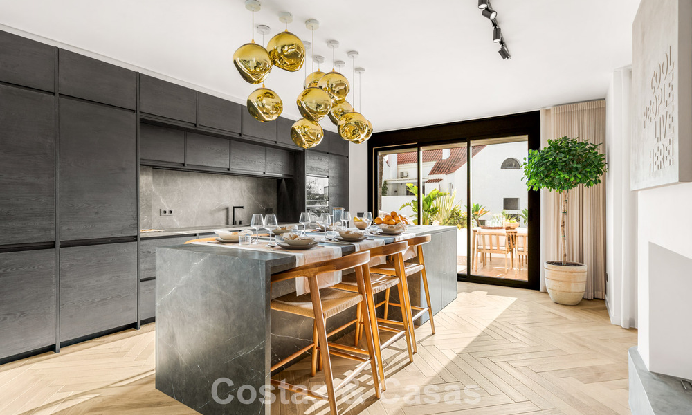 Instapklaar en eigentijds volledig gerenoveerd appartement te koop in Nueva Andalucia, Marbella 798906