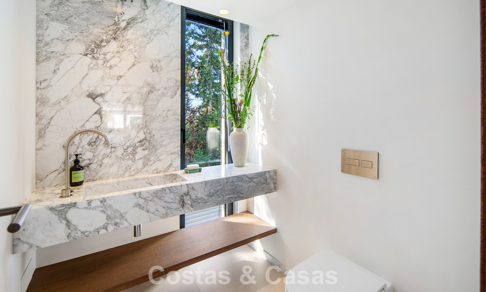 Instapklare, hedendaagse Mediterrane villa te koop grenzend aan de golfbaan van Las Brisas in Nueva Andalucia, Marbella 799101