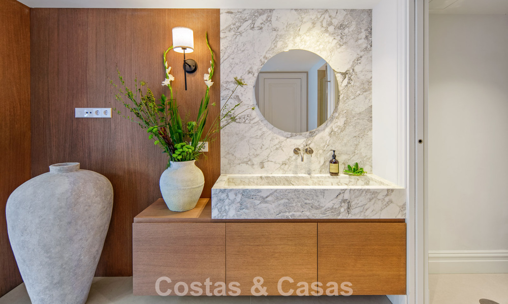 Instapklare, hedendaagse Mediterrane villa te koop grenzend aan de golfbaan van Las Brisas in Nueva Andalucia, Marbella 799156