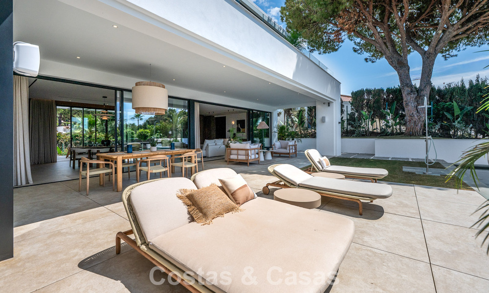 High-end, beachside villa met dakterras en jacuzzi waarvan zeezicht te koop ten oosten van Marbella centrum 799186
