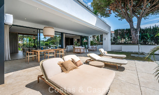 High-end, beachside villa met dakterras en jacuzzi waarvan zeezicht te koop ten oosten van Marbella centrum 799186 