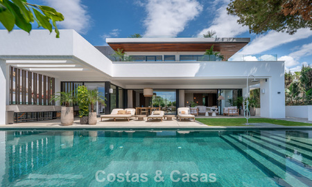 High-end, beachside villa met dakterras en jacuzzi waarvan zeezicht te koop ten oosten van Marbella centrum 799187