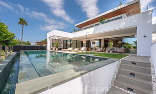 High-end, beachside villa met dakterras en jacuzzi waarvan zeezicht te koop ten oosten van Marbella centrum 799189 