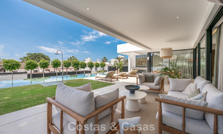 High-end, beachside villa met dakterras en jacuzzi waarvan zeezicht te koop ten oosten van Marbella centrum 799191 