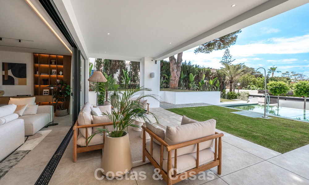 High-end, beachside villa met dakterras en jacuzzi waarvan zeezicht te koop ten oosten van Marbella centrum 799192