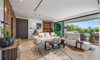 High-end, beachside villa met dakterras en jacuzzi waarvan zeezicht te koop ten oosten van Marbella centrum 799193 