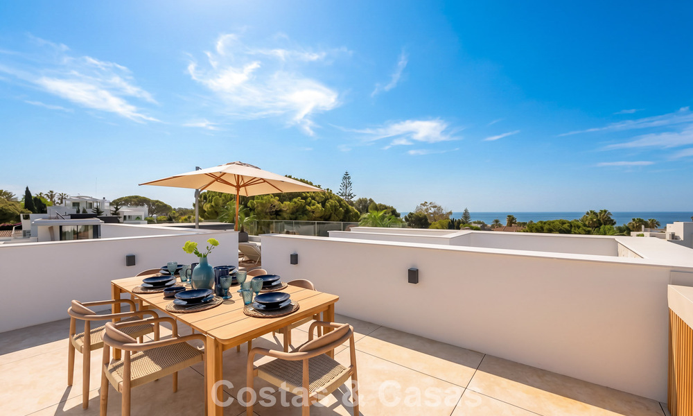 High-end, beachside villa met dakterras en jacuzzi waarvan zeezicht te koop ten oosten van Marbella centrum 799195