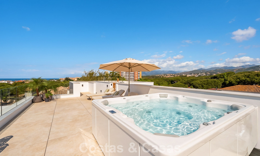 High-end, beachside villa met dakterras en jacuzzi waarvan zeezicht te koop ten oosten van Marbella centrum 799198