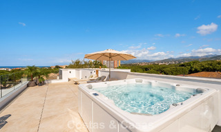 High-end, beachside villa met dakterras en jacuzzi waarvan zeezicht te koop ten oosten van Marbella centrum 799198 