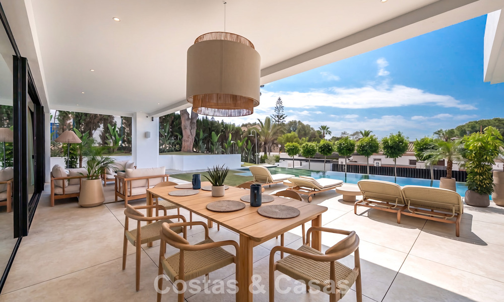 High-end, beachside villa met dakterras en jacuzzi waarvan zeezicht te koop ten oosten van Marbella centrum 799200