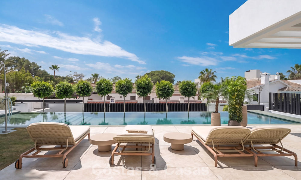 High-end, beachside villa met dakterras en jacuzzi waarvan zeezicht te koop ten oosten van Marbella centrum 799201
