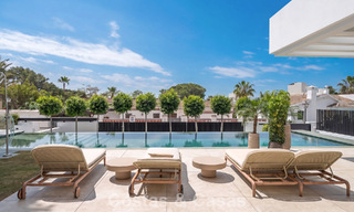High-end, beachside villa met dakterras en jacuzzi waarvan zeezicht te koop ten oosten van Marbella centrum 799201 
