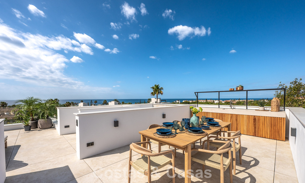 High-end, beachside villa met dakterras en jacuzzi waarvan zeezicht te koop ten oosten van Marbella centrum 799202