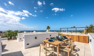 High-end, beachside villa met dakterras en jacuzzi waarvan zeezicht te koop ten oosten van Marbella centrum 799202 