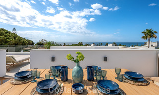 High-end, beachside villa met dakterras en jacuzzi waarvan zeezicht te koop ten oosten van Marbella centrum 799203 