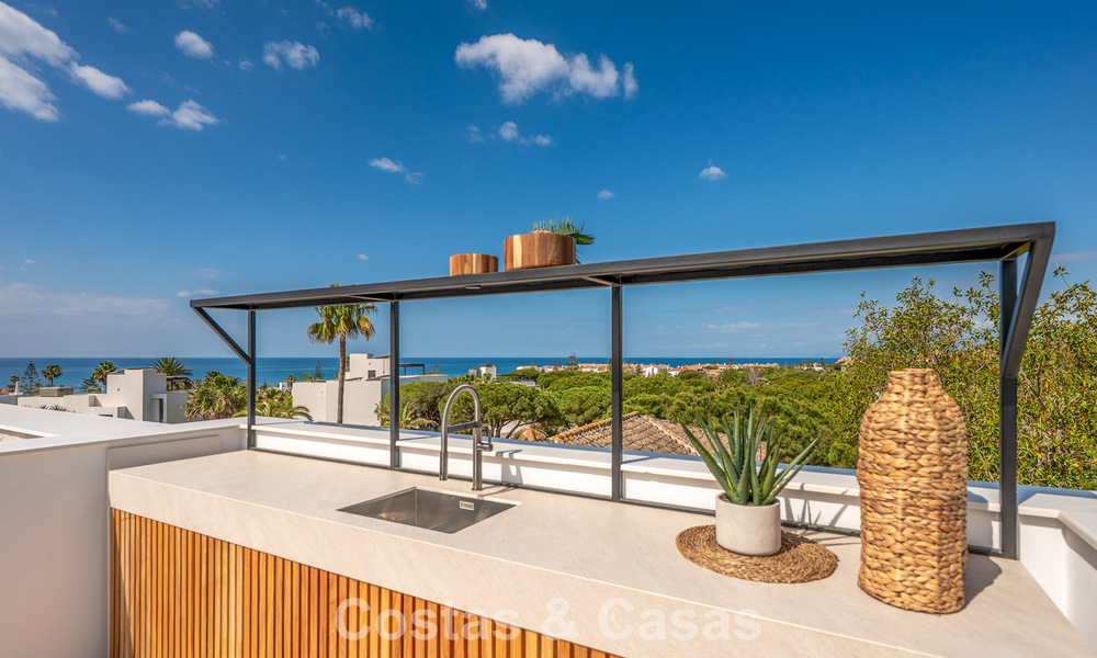 High-end, beachside villa met dakterras en jacuzzi waarvan zeezicht te koop ten oosten van Marbella centrum 799204