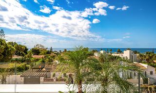 High-end, beachside villa met dakterras en jacuzzi waarvan zeezicht te koop ten oosten van Marbella centrum 799205 