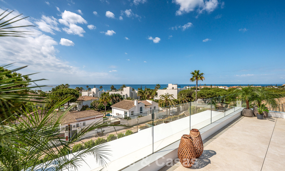 High-end, beachside villa met dakterras en jacuzzi waarvan zeezicht te koop ten oosten van Marbella centrum 799206