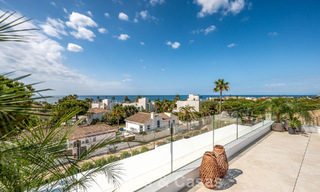 High-end, beachside villa met dakterras en jacuzzi waarvan zeezicht te koop ten oosten van Marbella centrum 799206 