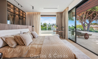 High-end, beachside villa met dakterras en jacuzzi waarvan zeezicht te koop ten oosten van Marbella centrum 799209 