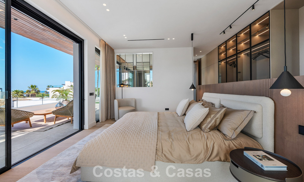 High-end, beachside villa met dakterras en jacuzzi waarvan zeezicht te koop ten oosten van Marbella centrum 799211