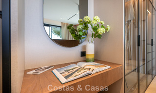 High-end, beachside villa met dakterras en jacuzzi waarvan zeezicht te koop ten oosten van Marbella centrum 799214 