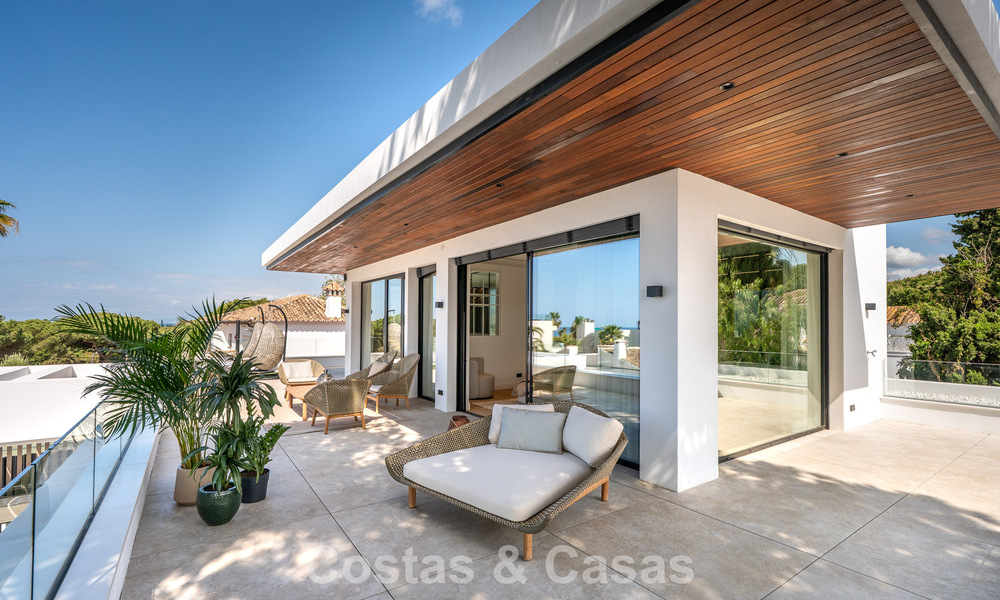 High-end, beachside villa met dakterras en jacuzzi waarvan zeezicht te koop ten oosten van Marbella centrum 799215
