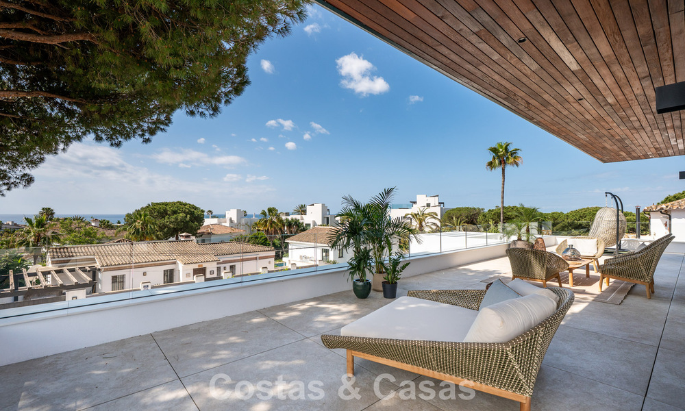 High-end, beachside villa met dakterras en jacuzzi waarvan zeezicht te koop ten oosten van Marbella centrum 799216