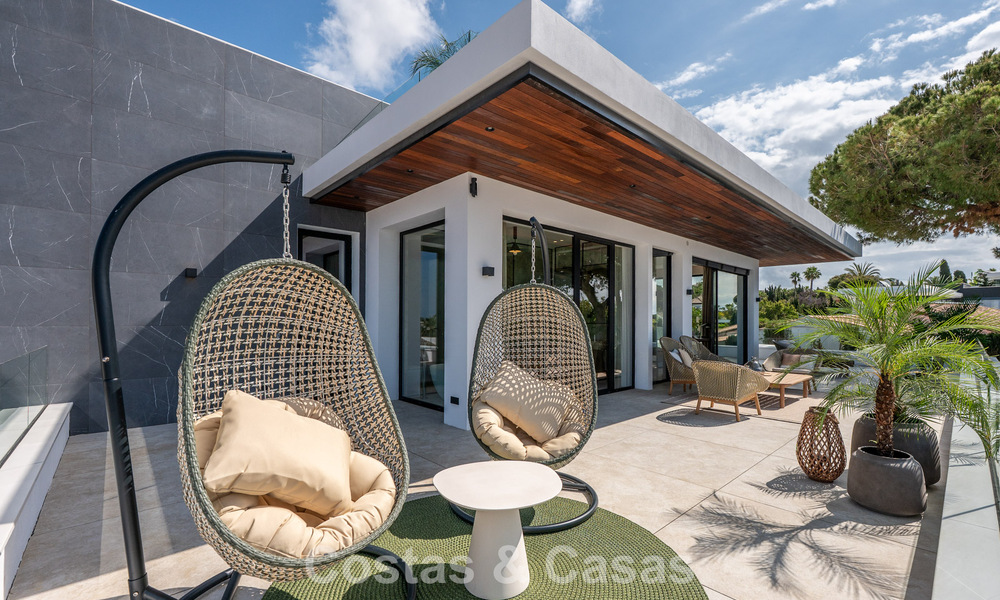 High-end, beachside villa met dakterras en jacuzzi waarvan zeezicht te koop ten oosten van Marbella centrum 799220