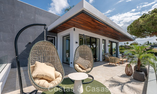 High-end, beachside villa met dakterras en jacuzzi waarvan zeezicht te koop ten oosten van Marbella centrum 799220 