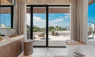 High-end, beachside villa met dakterras en jacuzzi waarvan zeezicht te koop ten oosten van Marbella centrum 799224 