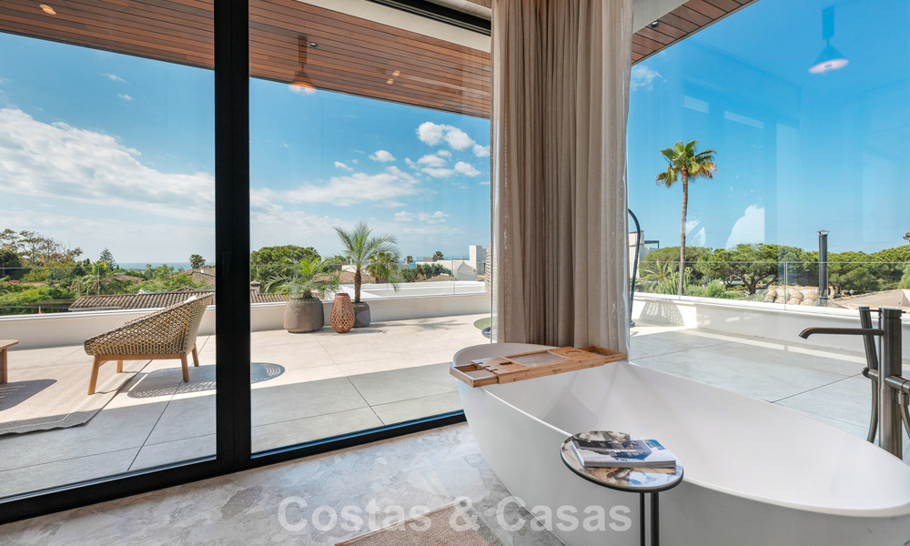 High-end, beachside villa met dakterras en jacuzzi waarvan zeezicht te koop ten oosten van Marbella centrum 799225