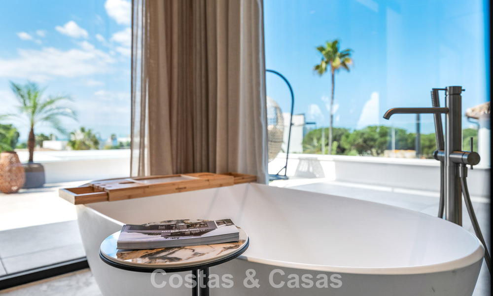 High-end, beachside villa met dakterras en jacuzzi waarvan zeezicht te koop ten oosten van Marbella centrum 799226