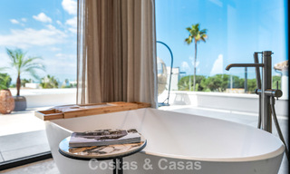 High-end, beachside villa met dakterras en jacuzzi waarvan zeezicht te koop ten oosten van Marbella centrum 799226 