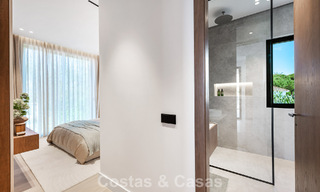 High-end, beachside villa met dakterras en jacuzzi waarvan zeezicht te koop ten oosten van Marbella centrum 799227 