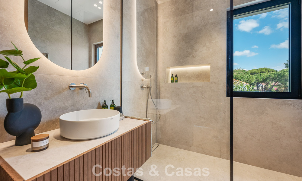 High-end, beachside villa met dakterras en jacuzzi waarvan zeezicht te koop ten oosten van Marbella centrum 799231